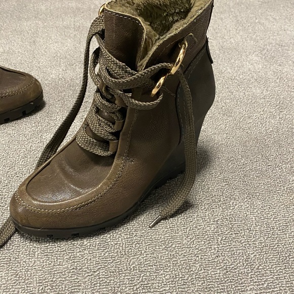 Hardly worn Guess booties - Picture 3 of 6